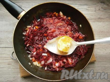 Сюда же добавить томатный сок и сок лимона, всыпать сахар и немного соли, перемешать. Протушить заправку на медленном огне, помешивая, минуты 3-4, после этого выложить ее в кастрюлю с уже готовым картофелем.