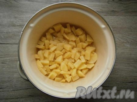 Картофель очистить и нарезать в кастрюлю небольшими кубиками, залить водой и поставить на огонь. Довести до кипения, воду посолить, варить картошку на медленном огне под прикрытой крышкой около 20-25 минут.