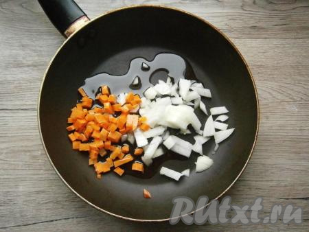Свеклу, лук и морковь очистить. Лук нарезать небольшими кусочками, морковь - небольшими кубиками. Выложить овощи в сковороду, влить растительное масло.