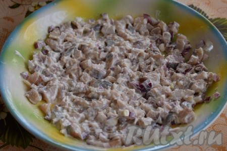 Смешиваем сельдь с луком и майонезом.&nbsp;Выкладываем на блюдо (или на тарелку), на котором будет&nbsp;подаваться салат.&nbsp;Майонеза кладем в каждый слой столько, сколько вы любите,&nbsp;я кладу по 2 столовые ложки на слой.