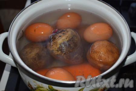 Складываем картофель, свеклу, морковь и яйца в кастрюлю, полностью заливаем водой, ставим на огонь, после закипания воды огонь уменьшаем. Яйца вынимаем через 10 минут с момента закипания воды. Картофель будет готов раньше (минут через 30 с момента закипания воды), чем морковь и свекла, поэтому вынимаем его, а морковку и свеклу продолжаем варить (свекла и морковь в общей сложности варятся, как правило, 40-60 минут). Готовность овощей проверяем ножом - готовые овощи будут легко прокалываться, нож будет легко входить и выходить из корнеплодов.