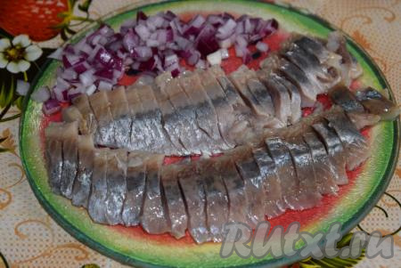 Нарезаем лук мелкими кубиками, сельдь режем на кусочки такого размера, которого вы любите. Многие кладут в салат крупные кусочки сельди, нарезав ее на полоски.