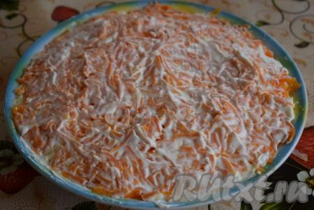 Затем вареную морковь натираем, выкладываем на яйца, смазываем майонезом, солим по вкусу.