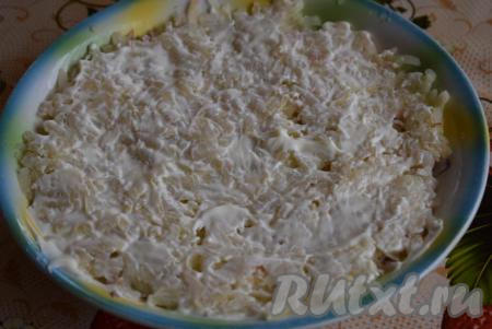 Далее идет слой отварного картофеля: картошку натираем на крупной терке,  выкладываем на слой сельди, смазываем майонезом, присаливаем по вкусу.