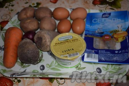 Подготовим продукты для приготовления салата. Репчатый лук очистим, картофель, морковь, свеклу и яйца вымоем под холодной водой. Если вы используете не филе сельди, а селедку целиком, то необходимо ее очистить от кожи, выпотрошить и отделить филе от костей, тщательно удаляя все мелкие косточки.