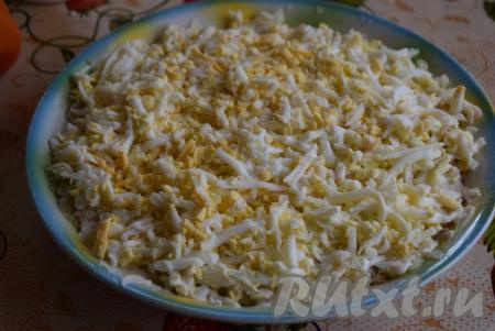 Вареные яйца натираем на крупной терке, выкладываем следующим слоем, смазываем майонезом, присаливаем.