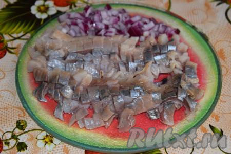 Я предпочитаю для салата "Селедка под шубой" более мелкую, однородную структуру, поэтому нарезаю филе сельди кубиками.