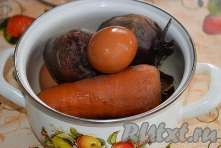 Вареные овощи и сваренные вкрутую&nbsp;яйца охлаждаем до полного остывания.