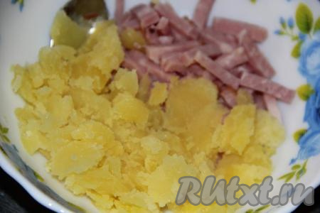 Добавить к ветчине 1/3 часть картофельной мякоти.