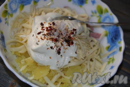 Перемешать начинку, добавить сметану и специи.