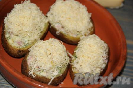 Переложить картофель в форму для запекания. 30-50 грамм сыра натереть и посыпать им верх начинки.