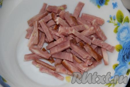 Для приготовления начинки для фарширования картошки нужно ветчину нарезать брусочками.