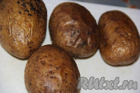 Запекать картофель в разогретой духовке при температуре 200-210 градусов, примерно, 45 минут. Готовность картошки можно проверить сухой зубочисткой - готовый запеченный картофель будет легко прокалываться зубочисткой.