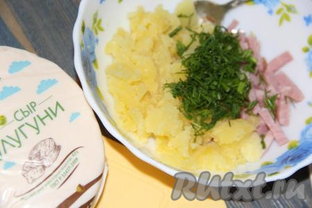 Зелень вымыть и обсушить. Мелко нарезать зелень, добавить к ветчине и картофельной мякоти.
