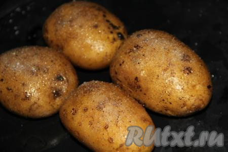 Картофель хорошо вымыть. Выложить картофелины на противень, полить растительным маслом, посолить и&nbsp;поперчить.