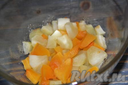 Поставить тарелку с яблоками и тыквой в микроволновку и готовить при максимальной мощности, примерно, 10 минут. Яблоки и тыква станут мягкими. Если нет микроволновки, яблоки и тыкву можно запечь до мягкости в духовке, разогретой до 180 градусов.