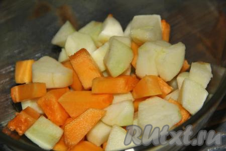 Нарезать яблоки и тыкву на средние кусочки и поместить в стеклянную посуду.