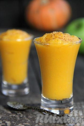 Готовое пюре из яблок и тыквы переложить в стеклянную банку с крышкой и поставить в холодильник до полного охлаждения. Тыквенно-яблочное пюре можно подать в качестве десерта (можно посыпать, например, шоколадом или цветной посыпкой) или в качестве дополнения к творогу или каше. Это простое, полезное и вкусное блюдо очень нравится и маленьким, и взрослым, попробуйте!