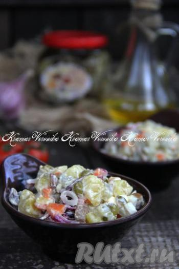 Салат с жареными шампиньонами и солеными огурцами