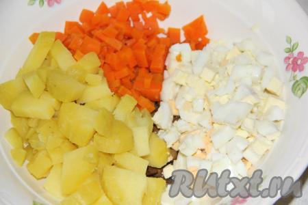 Очищенные яйца тоже нарезать средними кубиками и добавить в салат.