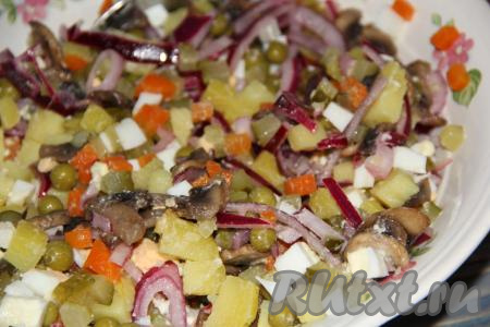 Посолить салат по вкусу и перемешать. 