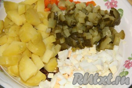 Соленые (или маринованные) огурчики нарезать на кубики среднего размера, выложить в салат.