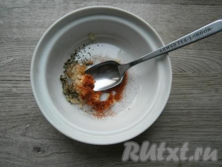 Смешать пропущенный через пресс чеснок с красным и черным молотыми перцами, влить чайную ложечку бульона (или обычной воды), перемешать.