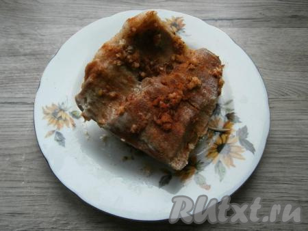 Этой смесью смазать свиную грудинку со всех сторон, завернуть в пергамент, поместить в холодильник на 4-5 часов.