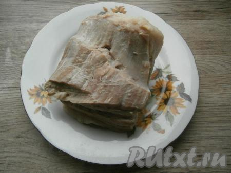 Прикрыть кастрюлю крышкой, варить свиную грудинку в рассоле на медленном огне около 40-50 минут с момента закипания рассола. Затем мясо вынуть, остудить.