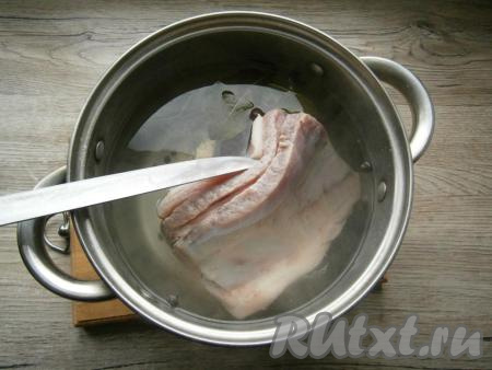 Поместить в горячий рассол грудинку.