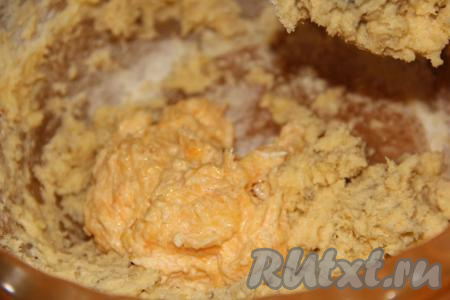 На низкой скорости миксера перемешать массу, затем добавить смесь тыквы и сметаны.