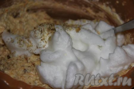 Яичные белки взбить до стойких пиков и добавить в тесто.