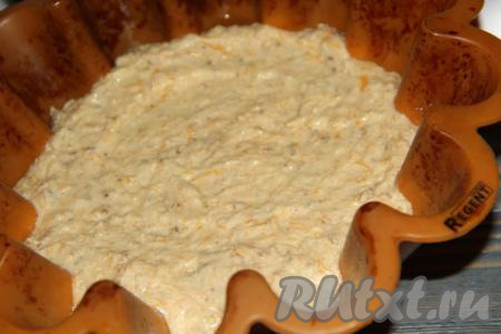 Выложить тесто в форму для выпечки (я выпекала в силиконовой форме, маслом её перед выкладыванием теста не смазывала) и поставить в разогретую духовку. Выпекать тыквенный кекс с орехами, примерно, 40-45 минут при температуре 200 градусов (готовность можно проверить сухой зубочисткой - на зубочистке не должно быть следов теста при прокалывании готовой выпечки).