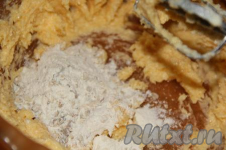 Миксером взбить мягкое сливочное масло с сахаром. Затем добавить яичные желтки и ещё раз взбить, масса должна стать однородной. Далее всыпать мучную смесь.