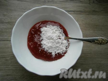 К малиновому варенью (если нужно) добавить крахмал, тщательно перемешать.

