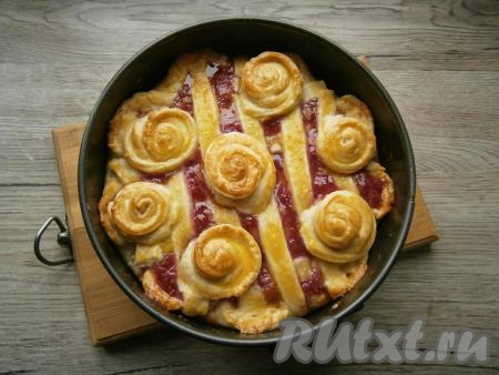 Выпекать пирог с малиновым вареньем в разогретой духовке при температуре 200 градусов около 30 минут.