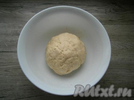Быстро замесить плотное тесто, которое не нужно вымешивать, просто собрать в гладкий ком.