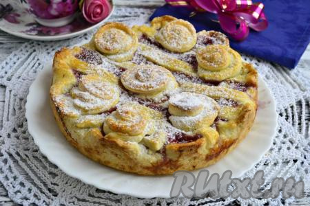 Дать пирогу полностью остыть в форме, аккуратно вынуть его, посыпать сахарной пудрой.