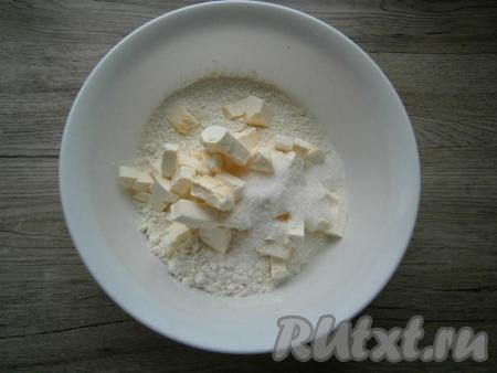 В муку добавить холодное, нарезанное кусочками сливочное масло (или маргарин), всыпать 1 столовую ложку сахара.