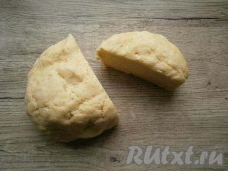 Тесто разделить на 2 неравные части (2/3 и 1/3).