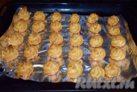 Ставим профитроли в разогретую духовку и выпекаем при температуре 180 градусов, примерно, 45-50 минут. Хотя изделия из заварного теста и небольшого размера, время выпечки сокращать не нужно. Внутри тесто очень долго пропекается. Готовые профитроли вынимаем из духовки и охлаждаем.