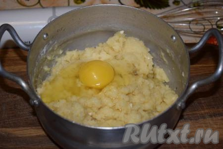 К чуть остывшему тесту начинаем по одному добавлять яйца.