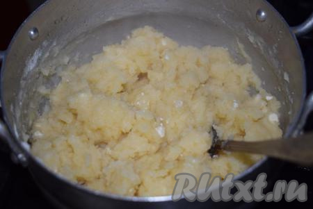 Загустевшее тесто начнёт сворачиваться в ком (как на фото). В этот момент выключаем огонь и даем тесту остыть, примерно, 3-5 минут.&nbsp;