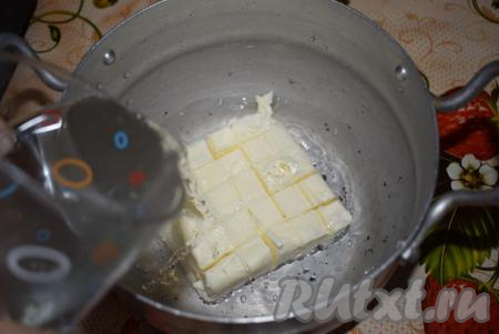 Сливочное масло нарежем кубиками в небольшую толстостенную кастрюльку, добавим соль и зальем водой.