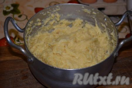 По консистенции тесто получится липким, похожим на густую домашнюю сметану.