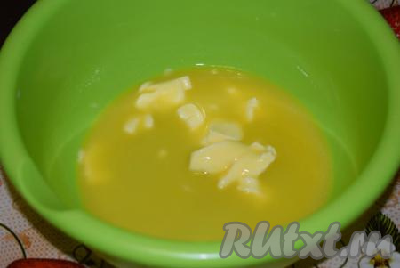 Сливочное масло нарезаем кубиками в миску, растапливаем его в микроволновке в течение 30-40 секунд.