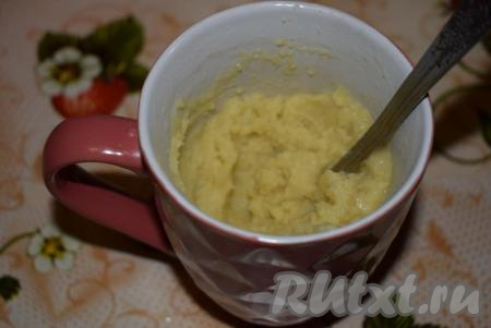 К кукурузной муке вливаем крутой кипяток и хорошенечко перемешиваем. Кукурузная мука, заваренная кипятком, получится не очень густой, похожей на кашицу. Дадим заваренной муке остыть до теплого состояния.