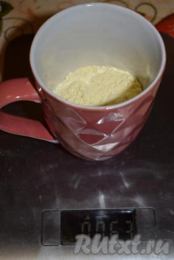 Взвесим нужное количество кукурузной муки.