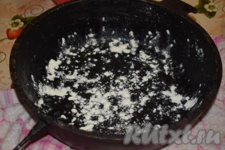 Форму для выпечки хлеба (у меня форма диаметром 22 см) смазываем растительным маслом и присыпаем мукой.