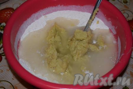 Затем к смеси пшеничной муки и дрожжей добавляем теплую воду и остывшую заваренную кукурузную муку, замешиваем тесто вначале ложкой, а затем руками.